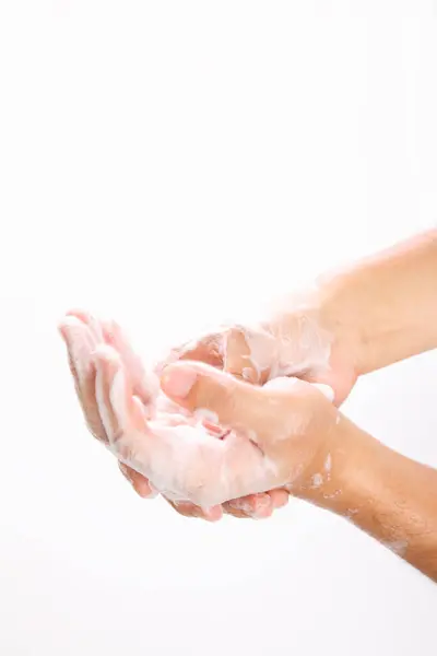 Mann Wäscht Sich Die Hände Mit Seife Auf Weißem Hintergrund — Stockfoto