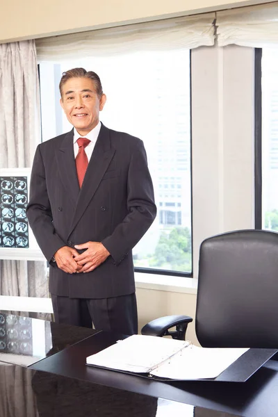 Портрет Зрелого Азиатского Бизнесмена Офисе — стоковое фото
