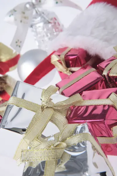 Cadeaux Noël Festifs Sur Fond Blanc — Photo