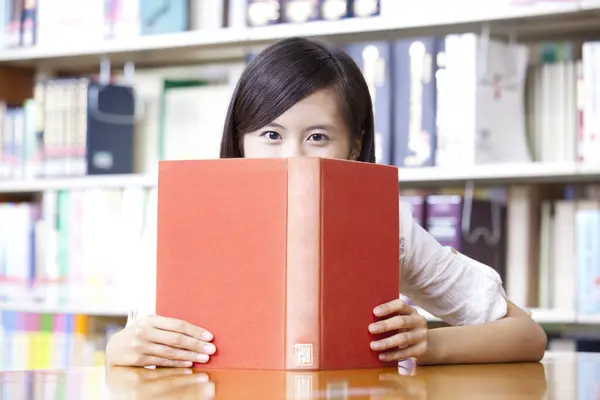 Молодая Азиатская Студентка Выбирает Книгу Библиотеке — стоковое фото