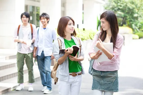 Retrato Asiático Jóvenes Estudiantes Caminando Cerca Campus Edificio —  Fotos de Stock