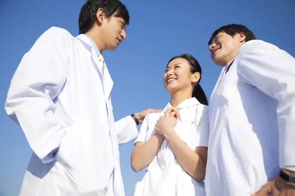 Tres Jóvenes Asiáticos Médicos Pie Ourdoors —  Fotos de Stock