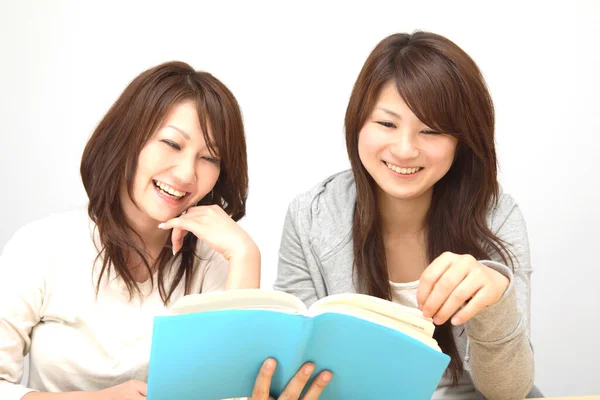 Zwei Frauen Sitzen Einem Tisch Und Lesen Ein Buch — Stockfoto