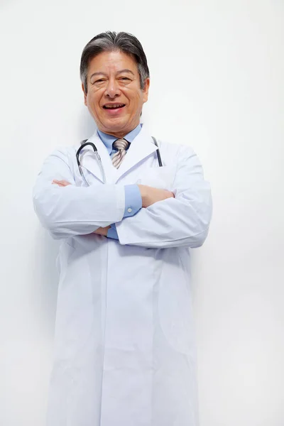 Lächelnder Oberarzt Weißen Mantel Mit Verschränkten Armen — Stockfoto
