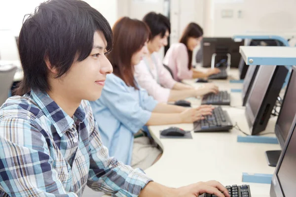 Junge Asiatische Studenten Arbeiten Klassenzimmer Computern — Stockfoto