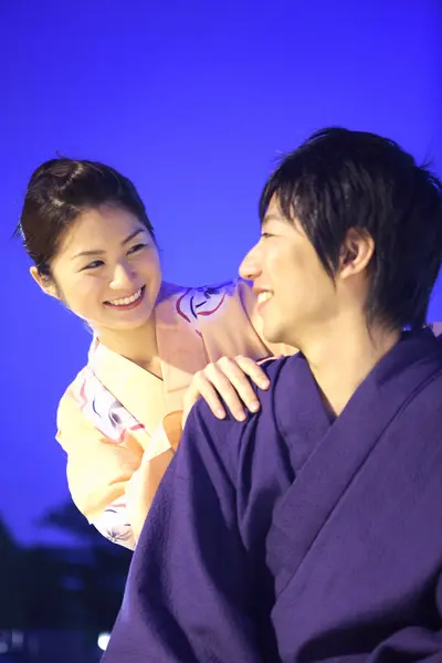 Geleneksel Japon Kimonolu Asyalı Çift — Stok fotoğraf