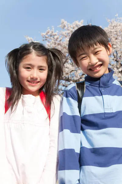 Leende Japanska Barn Med Ryggsäckar Vårparken — Stockfoto