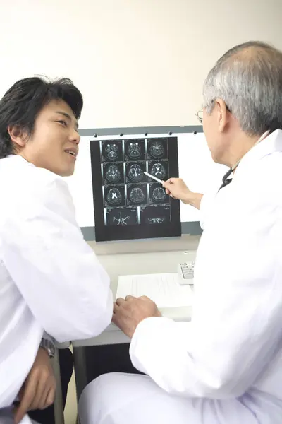 Asiático Hombres Médicos Examinar Paciente Cerebro — Foto de Stock