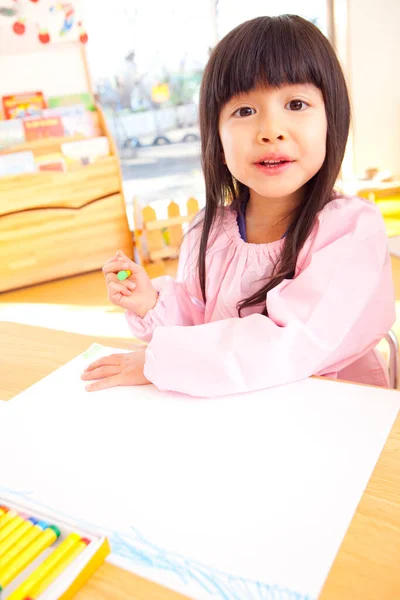 Nettes Kleines Mädchen Zeichnet Auf Einem Blatt Papier — Stockfoto