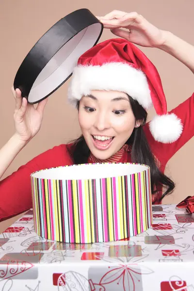 Jong Aziatische Vrouw Opening Cadeau — Stockfoto
