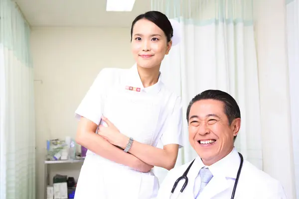 Retrato Hermosa Enfermera Japonesa Médico Masculino Sala Hospital —  Fotos de Stock
