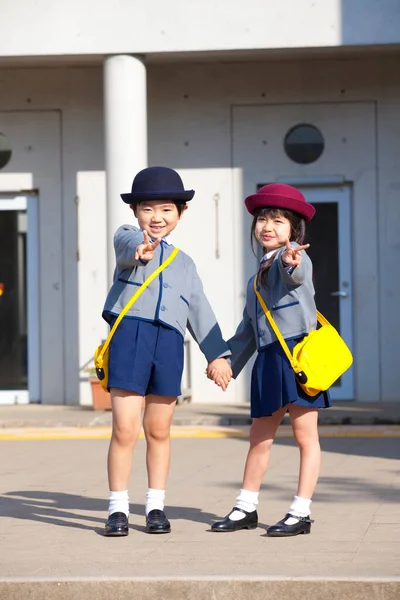 Duas Crianças Japonesas Alegres Escola Primária — Fotografia de Stock