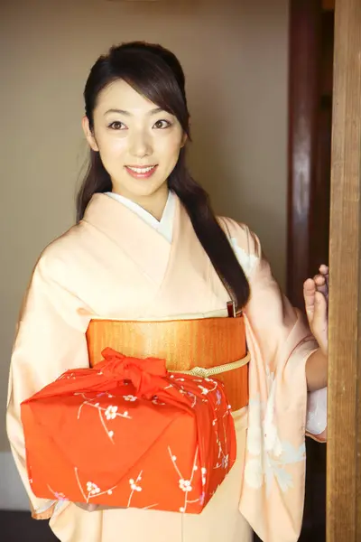 Portrait Young Japanese Woman Traditional Kimono Holding Wrapped Bento — Stock Photo, Image
