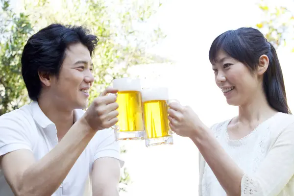 Asiatisches Paar Trinkt Bier Freiluftcafé — Stockfoto