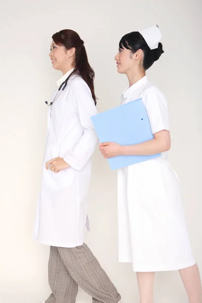Ärztin Mit Einer Krankenschwester — Stockfoto