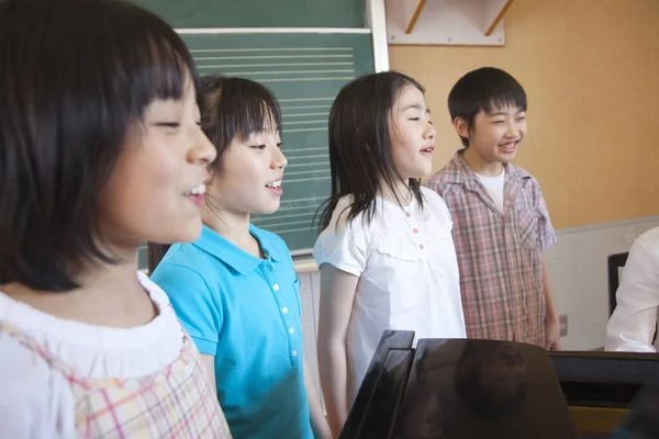 Asiático Estudantes Cantando Enquanto Professor Tocando Piano — Fotografia de Stock