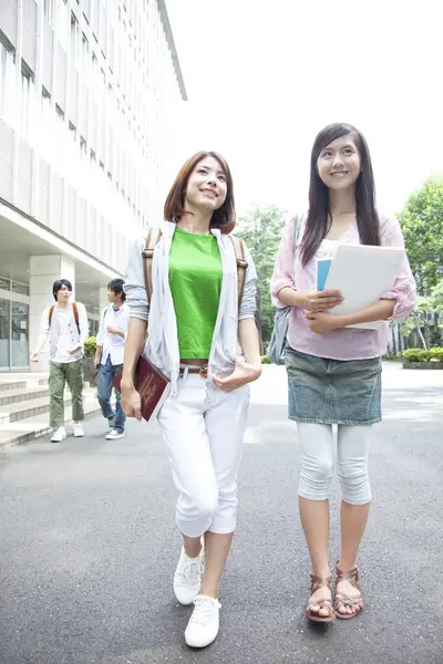 Retrato Asiático Jóvenes Estudiantes Caminando Cerca Campus Edificio — Foto de Stock