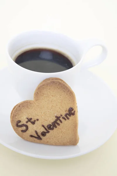 Filiżankę Kawy Pyszne Ciasteczko Kształcie Serca Koncepcja Walentynek — Zdjęcie stockowe