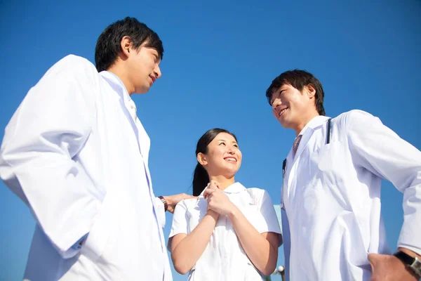 Trois Jeunes Asiatiques Médecins Debout Ourdoors — Photo