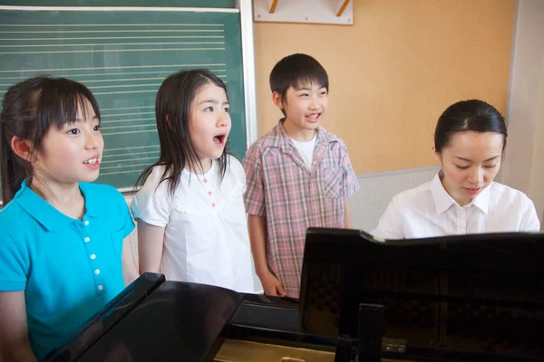 Asiático Estudantes Cantando Enquanto Professor Tocando Piano — Fotografia de Stock