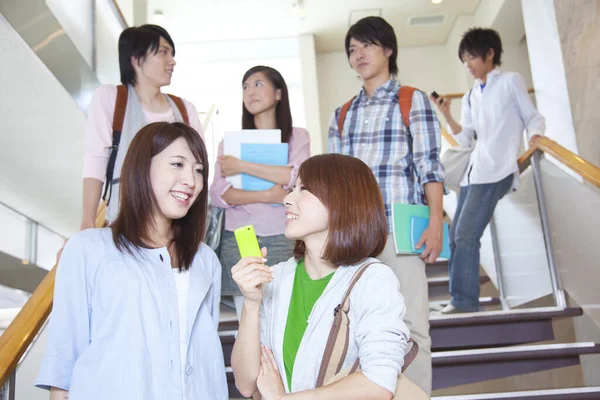 Retrato Estudiantes Asiáticos Caminando Las Escaleras Campus —  Fotos de Stock