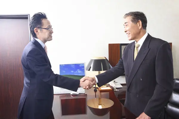 Два Уверенных Японских Бизнесмена Пожимают Друг Другу Руки Офисе — стоковое фото