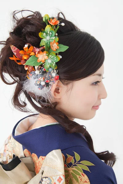 穿着传统服装的漂亮的日本年轻女子 与白人隔离在一起 — 图库照片