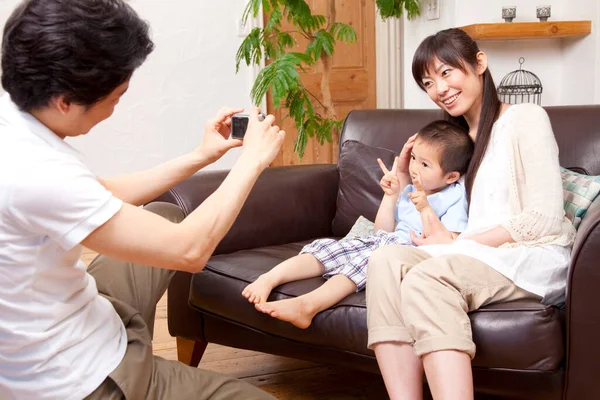 Asiático Família Tomando Foto Com Câmera Casa — Fotografia de Stock