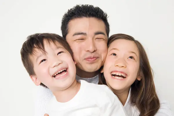 Портрет Японского Отца Детьми Позирующими Вместе — стоковое фото