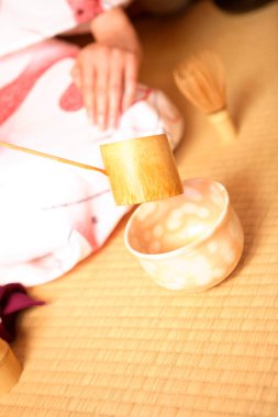 Japon kadın çay yapıyor. 