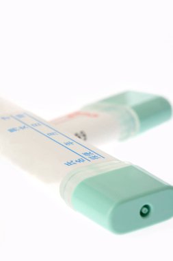 Yakın plan, üzerinde ölçüm işaretleri olan plastik idrar toplama kabını gösteriyor