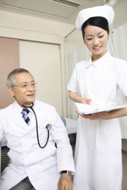 Hastanedeki doktor ve hemşireyi kapatın. 