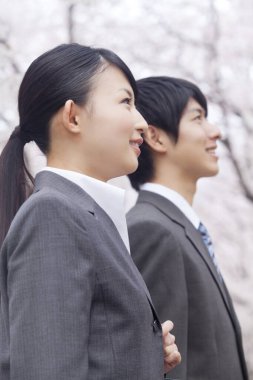 Parktaki genç iş adamı.