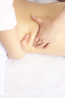 Kaplıcada masaj yaptıran kadın 