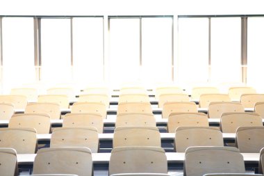 Sandalyeleri ve masaları olan boş bir oda. Oditoryum, sınıf, işitsel