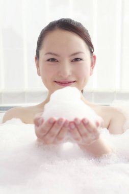 genç kadın alarak banyo