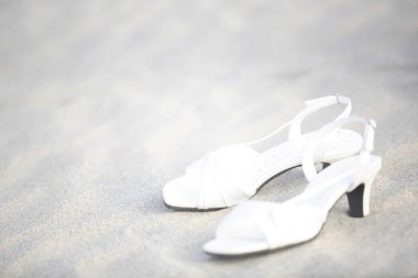 Kumsalda beyaz ayakkabılar 