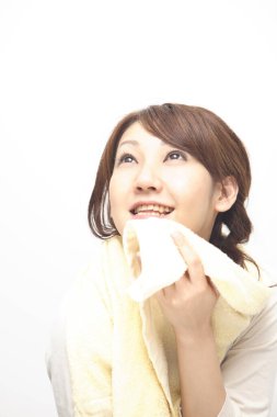 Havlu taşıyan genç Asyalı kadın.