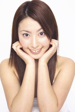 Genç bir kadın kameranın güzellik portresine bakıyor.