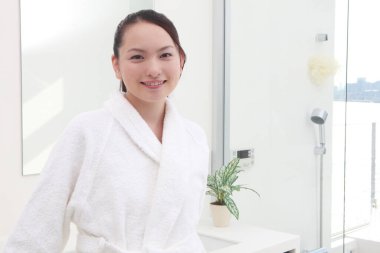 Kaplıcadaki genç Asyalı kadın.