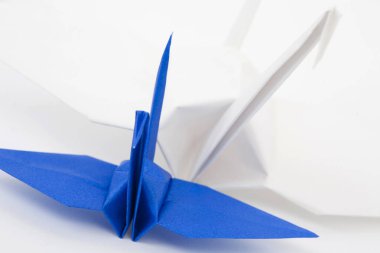Beyaz arkaplanda origami vinçlerinin yakın plan görüntüsü              