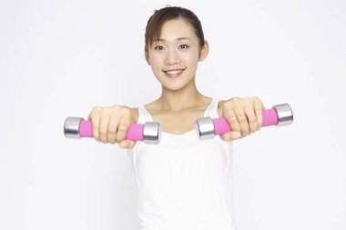 Dambılı genç bir kadın beyaz halterde izole edilmiş. 