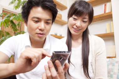 Çift evde akıllı telefon kullanma 