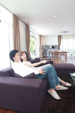 Oturma odasında kanepede oturan bir çift.