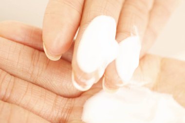 Krem süren bir kadının eli. güzellik ve cilt bakımı kavramı.