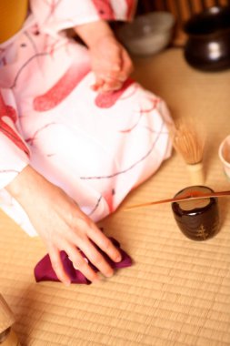 Japon kadın çay yapıyor. 