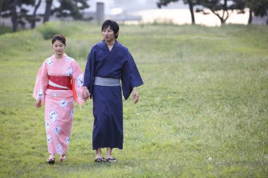 Geleneksel Japon kimonolu Asyalı çift  