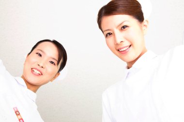 Gülümseyen güzel Asyalı hemşireleri kapat.