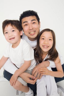 Japon babanın portresi ve çocuklar birlikte poz veriyor.