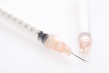 Beyaz arka planda enjeksiyon için iki tıbbi şırınga, yakın plan.